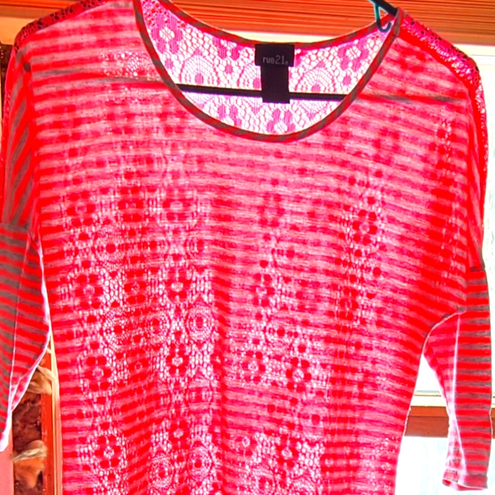 Gorgeous 3/4 sleeve pink top from Rue21 Size small